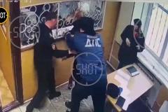 Свердловчанин, пытавшийся совершить суицид в отделе полиции, попал на видео
