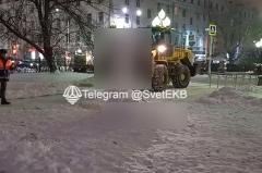 Коммунальщики Екатеринбурга борются со скабрезными снеговиками