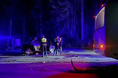 Погибли два человека: под Екатеринбургом легковушка влетела в пассажирский автобус