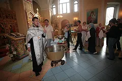 Найденную закопанной в земле новорожденную девочку покрестили и дали первое имя