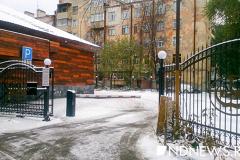 В центре Екатеринбурга коммерсанты сделали платным въезд во двор жилого дома