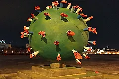 В Екатеринбурге шары у Драмтеатра сделали «коронавирусными»