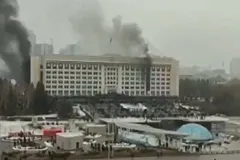 В Казахстане протестующие подожгли администрацию президента и захватили военных