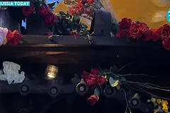 Жители Берлина продолжили нести цветы к русскому танку