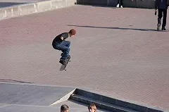 Охранники Ельцин-центра побили катавшихся на набережной скейтбордистов