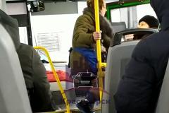 Кондуктор пинками выгнала пожилую пассажирку без маски из автобуса (ВИДЕО)