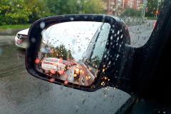 В ГИБДД Екатеринбурга предупредили водителей о сложной ситуации на дорогах из-за дождя