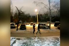 В Екатеринбурге автоворы сняли аккумуляторы с машин на парковке за несколько минут