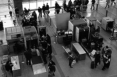 В аэрпорту Кольцово ответили на гневный пост свердловского депутата об очереди на досмотре