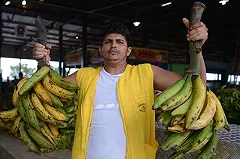 Бразильский футболист разрыдался из-за брошенного в него банана