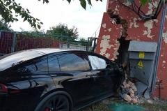Tesla врезалась в трансформаторную подстанцию в Ижевске (ФОТО)