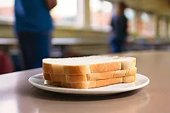 Хлебозавод на Урале лишился контракта из-за инцидента со стеклом в хлебе