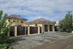 В Цыганском посёлке продают два дома за 700 миллионов рублей