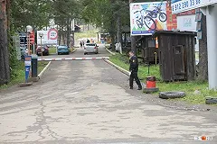 Доставщик пиццы рассказал, о чем говорил с девушками, погибшими на Уктусе