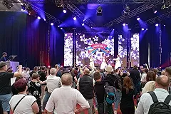 «На 4 часа забыла, что я в Германии». Ярмарка с российскими «звездами» прошла в немецкой деревне