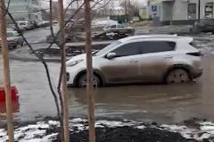 На Широкой Речке улицу затопило сточными водами