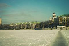 Жители Екатеринбурга продолжают ходить по тающему льду городского пруда