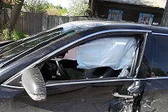 Велосипедист пострадал при столкновении двух автомобилей в Екатеринбурге