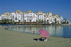 Туриста в Испании оштрафовали на 150 евро за зонт на пляже