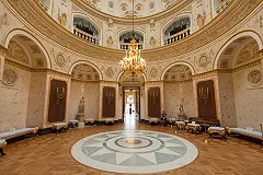 Сибиряк всю ночь выпивал в императорском дворце и ушел с добычей