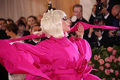 Московский поэт Александр Вулых посвятил стихи «фанатам» Ирины Шейк из Instagram