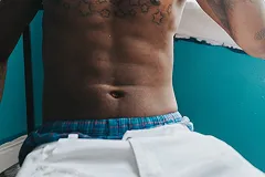 Дом моды Balenciaga обвинили в расизме за дизайн приспущенных штанов