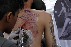 Американский рэпер попал в больницу из-за татуажа глазных яблок