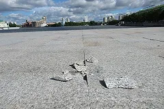 На Плотинке посыпалась гранитная плитка стоимостью 26 миллионов рублей