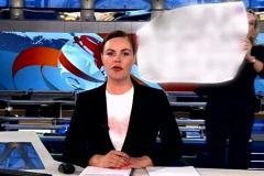 В прямой эфир Первого канала ворвалась девушка с политическим плакатом