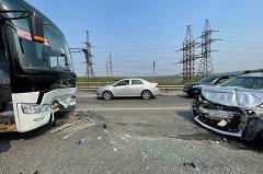 Пожилой водитель Suzuki столкнулся с рейсовым автобусом на Московском тракте