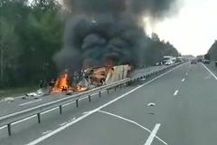 На Челябинском тракте после столкновения с грузовиком загорелся фургон