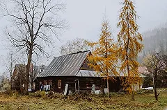 Дом с туалетом на улице и гаражом-«ракушкой» продают по цене дорогой квартиры в Екатеринбурге