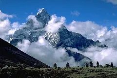 На Эвересте от схода лавины погибли 65 альпинистов