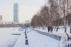 Противники храма-на-драме обнимут сквер