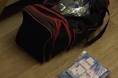 Фальшивомонетчик подделывал двухтысячные банкноты с помощью елочной мишуры