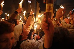 Благодатный огонь сошел в Иерусалиме