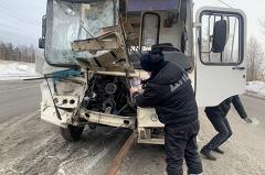 В свердловском городе грузовик устроил лобовое столкновение с пассажирским автобусом
