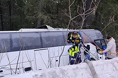 Стало известно, кто погиб на свердловской трассе в аварии с автобусом и легковушкой