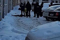 Из дома в центре Екатеринбурга выпала женщина