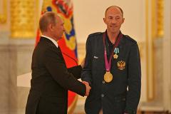 Российские легкоатлеты, уличенные в допинге, в понедельник сдадут медали