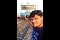 Индиец угодил под поезд при попытке сделать эффектное селфи «бочком»