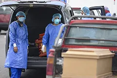 Жителям Эквадора начали выдавать картонные гробы