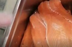 Владелец сети «Сушкоф» показал рыбу с паразитами, которую доставили отечественные поставщики