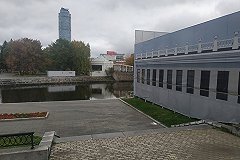 В центре Екатеринбурга поставили глухой забор