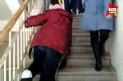 На Урале пенсионерке с переломом ноги пришлось ползти в травмпункт на 2-й этаж