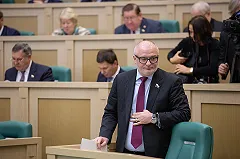 Сенатору Клишасу предложили разработать закон о декларировании шуб и часов