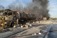 Взрыв предотвращен: под Екатеринбургом перекрыли трассу из-за загоревшегося бензовоза и двух фур