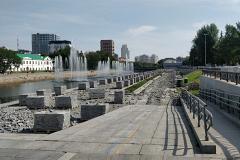 Исторический сквер на Плотинке освободили от аттракционов из 90-х