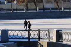 Екатеринбуржцы вместе с детьми продолжают ходить по тонкому льду Городского пруда