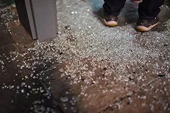 Хулиганы разбили стекла на станции метро «Ботаническая»